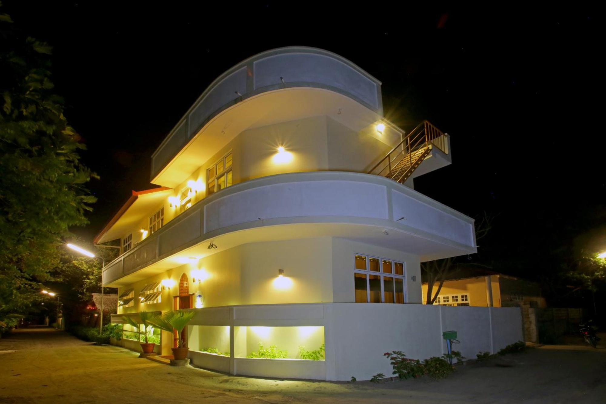 Hanifaru Transit Inn Dharavandhoo Exterior photo